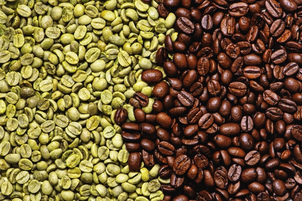 Granos de café verde y marrón